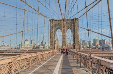 NEW YORK, ABD - 1 Ekim 2018 İnsanlar Brooklyn Köprüsü 'nü geçiyor. Brooklyn tarafına bak..