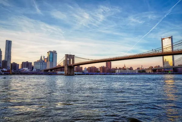 NEW YORK, ABD - ECTOBER 01, 2018 Manhattan ve Brooklyn Köprüsü panoraması. Brooklyn Köprüsü Parkı 'ndan bir Manhattan Meydanı binasının güneş yansıması..