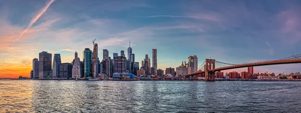 美国纽约州 2018年10月1日 布鲁克林大桥公园日落时分 曼哈顿市中心的全景全景全景尽收眼底 — 图库照片