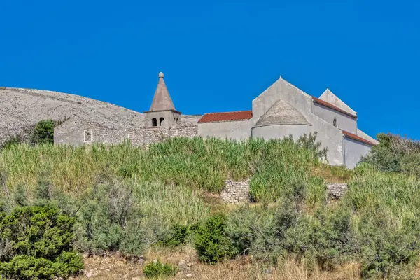 Antike Kirche Mit Kegelförmigem Glockenturm Inmitten Mediterraner Vegetation Auf Der — Stockfoto
