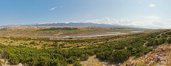 Sweeping Landscape Pag Island Salt Pans Backdrop Rugged Mountains Vast — Stock Photo, Image