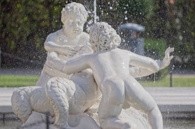 VIENNA, AUSTRIA 7 Eylül 2018: Şehir merkezindeki Aşağı Belvedere tarihi binasının çeşmesinde bir deniz kızı ve erkek çocuğunun heykelleri.