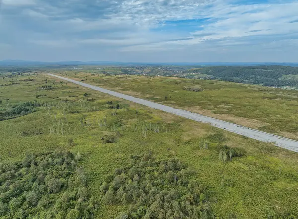 Naturen Opsluger Resterne Zeljava Airfield Levn Fra Den Tidligere Jugoslaviske - Stock-foto