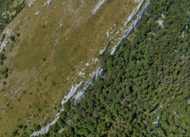 Ljubicko Brdo 'nun tepesindeki dolambaçlı patika, Velebit bölgesindeki açık çayırlar ve orman yamaçları arasında benzersiz bir doku sunar..