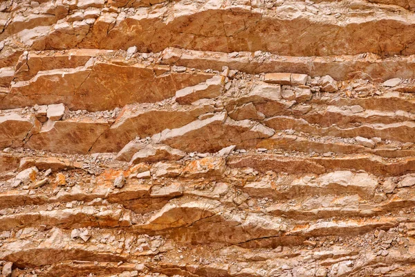 图像显示了采石场石灰岩层明显的层状化 突出了这种沉积岩的丰富地质特征 — 图库照片