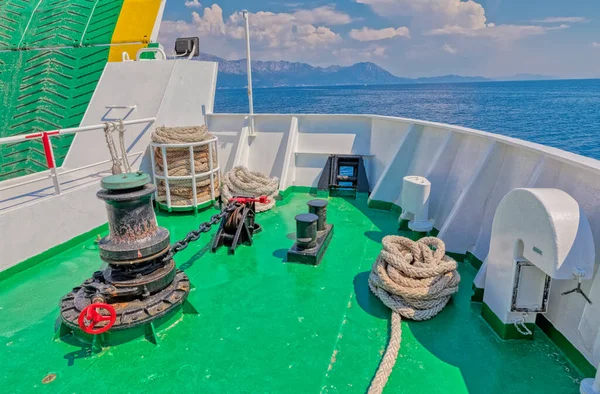 船上的甲板上装有海事设备 从瓦尔岛驶向亚得里亚海清澈的蓝色水域 — 图库照片