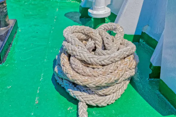 Fechar Uma Corda Marítima Enrolada Ordenadamente Dispostos Convés Verde Vibrante — Fotografia de Stock
