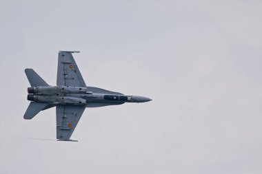 VARAZDIN, CROATIA - 21 Temmuz 2018: Varazdin hava gösterisi sırasında bir İspanyol Hava Kuvvetleri EF-18A Hornet jetleri gökyüzünde uçuyor.