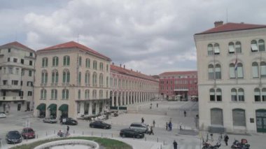 BÖLÜM, CROATIA - 9 Nisan 2018: Prokurative Square ile Riva gezinti alanının bir kısmının çarpıcı hava aracı görüntüsü