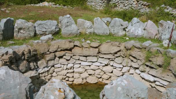 Ρωμαϊκή Πηγή Νερού Στην Αρχαία Τοποθεσία Rajcice Κοντά Στο Σπλιτ — Αρχείο Βίντεο
