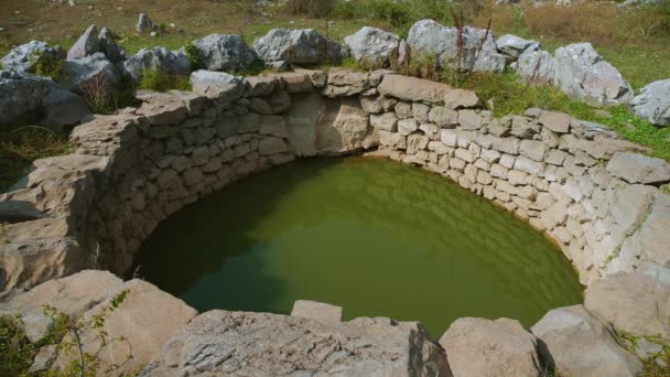 位于克罗地亚斯普利特附近拉奇奇斯古址的罗马水井 — 图库视频影像