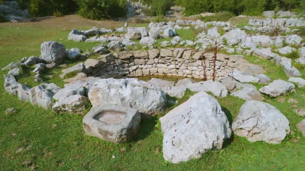 Römischer Brunnen Detail Rajcice Alten Standort Der Nähe Von Split — Stockvideo