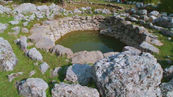 罗马水井细节在拉杰西采古老的位置靠近斯普利特克罗地亚 — 图库视频影像