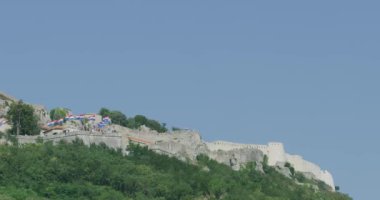 KNIN, CROATIA - 5 Ağustos 2018: Fırtına Operasyonu 'nda bayraklarla süslenmiş Ortaçağ Knin Kalesi.