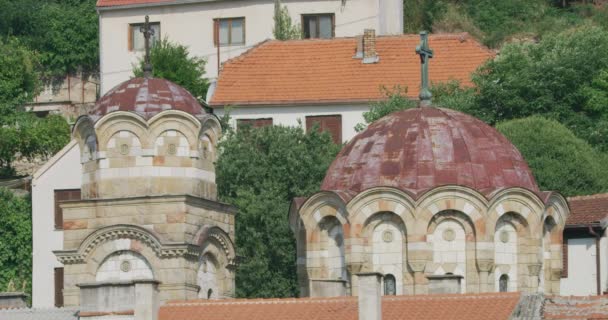 聖母マリア教会の屋根 ドームを展示するズームアウトビュー — ストック動画