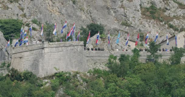 Knin Croatia Augustus 2018 Middeleeuws Knin Fort Versierd Met Vlaggen — Stockvideo