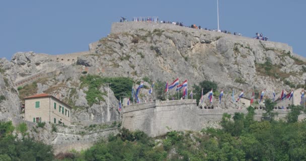 Knin 크로아티아 2018년 요새는 폴리스 기념일에 슬로우 비디오에서 깃발로 — 비디오