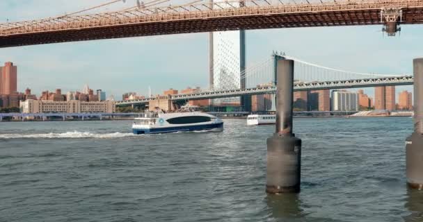 Nova Iorque Eua Setembro 2020 Barco Turístico Navega East River — Vídeo de Stock