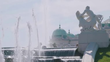 VIENNA, AUSTRIA 7 Eylül 2018: tarihi Belvedere binasının bahçesindeki heykel başlıklı çeşmenin ayrıntıları.