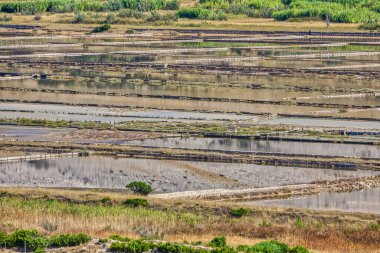 Pag Adası 'ndaki deniz tuzu üretiminde kullanılan tuz buharlaşma havuzlarının geometrik desenleri, gökyüzünün yansımalarıyla....