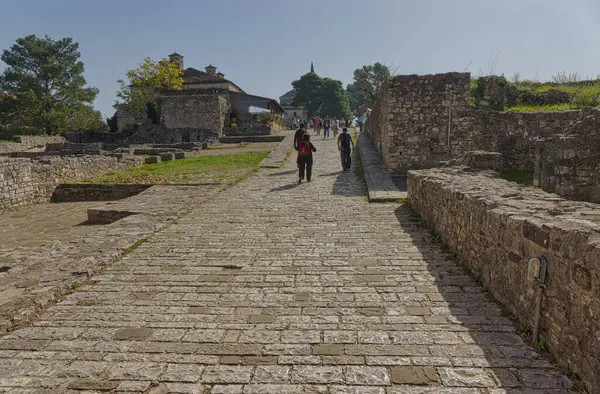 Ioannina Grekland Oktober 2023 Turister Promenerar Längs Den Stenlagda Stigen — Stockfoto