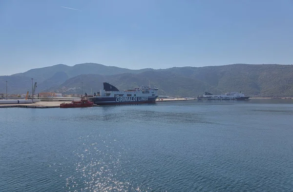Igoumenitsa Greece October 2023 Grimaldi Lines Ferries Moored Bustling Port — Stock Photo, Image