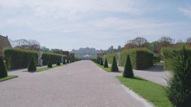 VIENNA, AUSTRIA 7 Eylül 2018: Ziyaretçiler gezinirken Belvedere binasının şehir merkezindeki panorama.