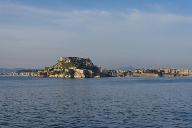 Korfu 'nun Eski Kalesi' nin manzarası, İyon Denizi 'ne karşı tarihi bir dönüm noktası..