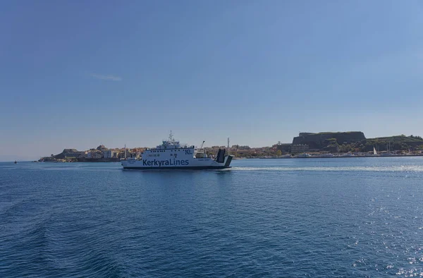 2022年10月21日 科孚精神号渡轮 由Kerkyralines运营 以科孚古堡为背景航行于爱奥尼亚海蓝色水域 — 图库照片