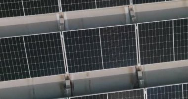 Güneş enerjisi panelleri, yeşil yenilenebilir enerji kaynağı olan güneşten enerji toplar.