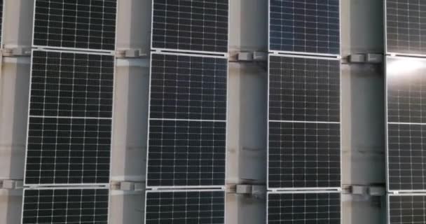 太陽光発電パネルは 緑の再生可能エネルギー源である太陽光からエネルギーを回収する — ストック動画