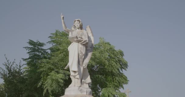 Vis Κροατια Σεπτεμβρίου 2023 Ένα Μεγαλοπρεπές Άγαλμα Αγγέλου Στέκεται Σιωπηλός — Αρχείο Βίντεο