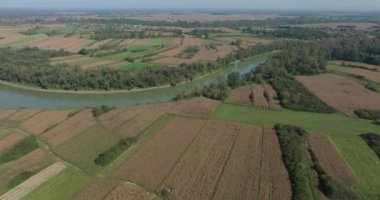 Sisak yakınlarındaki tarımın yamasını vurgulayarak, çoğunlukla Sava Nehri 'ne komşu mısır tarlaları üzerinde insansız hava aracı görüntüsü taranıyor.