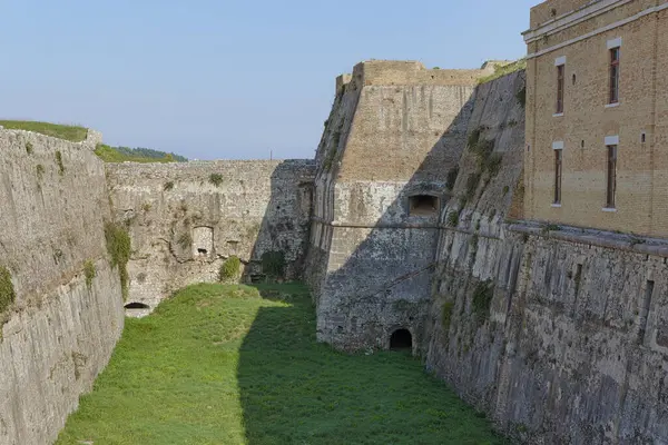 Grassy Moat Fortified Walls Old Fortress Corfu Showcasing Venetian Engineering — Stock Photo, Image