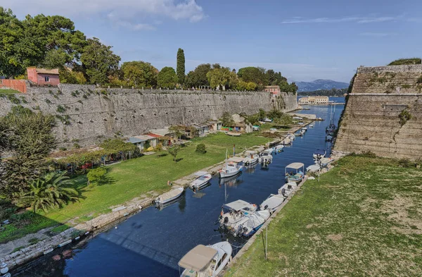 Corfu Greece 2022 풍부한 역사와 관광을 반영하는 보트가있는 운하와 코르푸의 로열티 프리 스톡 사진