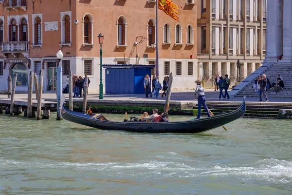 Venice Italy April 2023 Gondola Passing Grand Canal — Stock Photo, Image