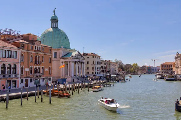 Venice Itálie Duben 2023 Lodě Projíždějící Grand Canal View Mostu — Stock fotografie