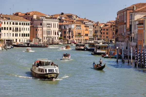 Веница Италия Апреля 2023 Года Лодки Проходящие Большому Каналу Моста — стоковое фото
