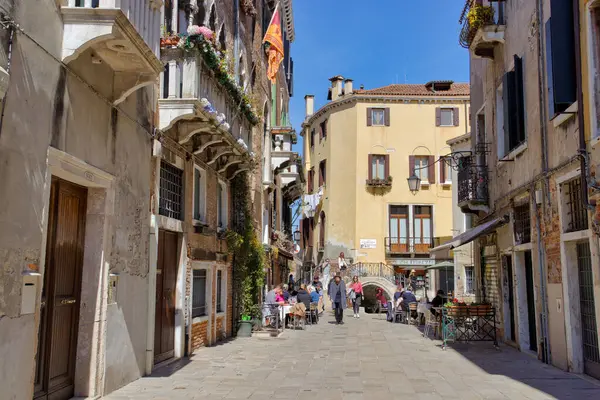 Venice Italy April 2023 Locals Tourists Stroll Quaint Cafes Alongside — Stock Photo, Image