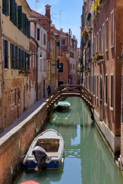 Venice Talya Nisan 2023 Bir Kanal Caddesinde Kemer Köprüsünden Geçmek — Stok fotoğraf
