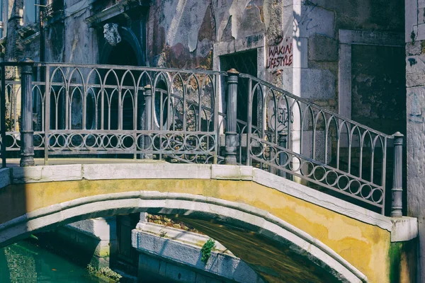 Venice Italy April 2023 Graffiti Adorned Wall Quaint Arch Bridge — Stock Photo, Image