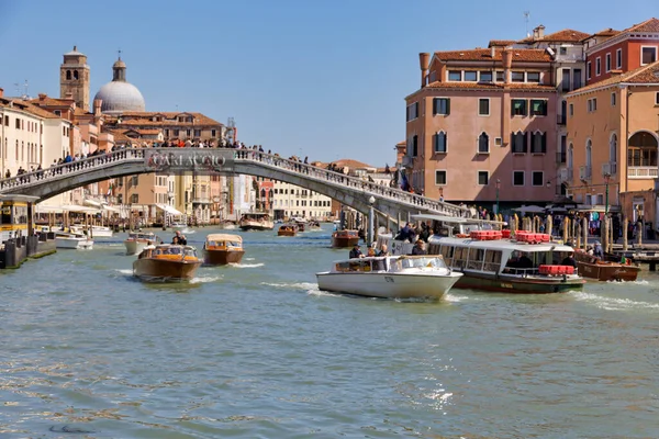 Wencja Włochy Kwiecień 2023 Łodzie Przepływające Pod Kamiennym Mostem Łukowym Obraz Stockowy