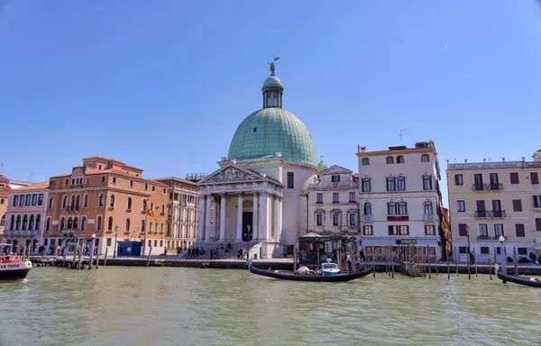 Venska Italien April 2023 Gondola Passerar Förbi Gamla Byggnaderna Och Stockbild