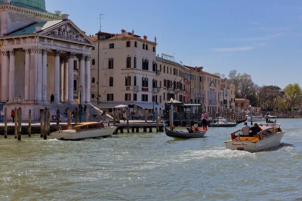 Venice Italien April 2023 Båtar Passerar Canal Grande Från Stone Stockbild