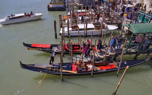 Wencja Włochy Kwiecień 2023 Gondola Wsiadająca Pokład Pasażerów Nad Kanałem Zdjęcia Stockowe bez tantiem
