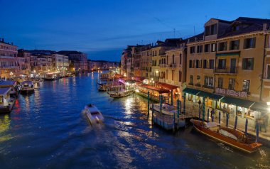 Venedik, İtalya - 10 Nisan 2023 Büyük Kanal 'a sakin bir alacakaranlık iniyor, romantik atmosferi güçlendiren yumuşak, mistik bir parıltı yayıyor..