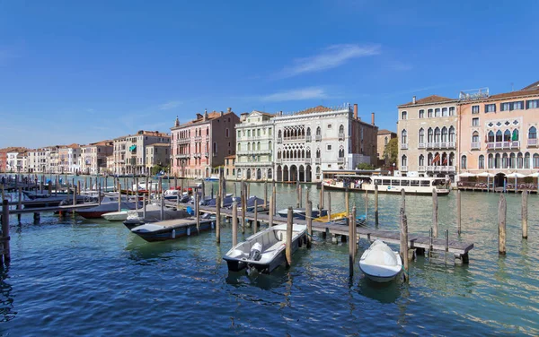 Venice Italy Апреля 2023 Года Причудливая Гавань Пришвартованными Лодками Фасадом — стоковое фото