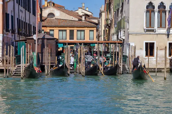 Wencja Włochy Kwiecień 2023 Pasażerowie Wsiadający Gondoli Canale Grande — Zdjęcie stockowe