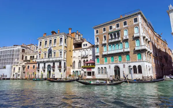 Venice Italy April 2023 Gondola Passing Grand Canal — Stock Photo, Image