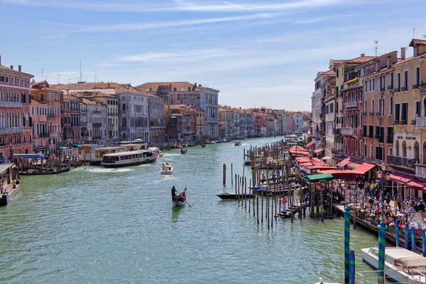 Venecia Italia Abril 2023 Barco Que Transporta Turistas Pasando Por — Foto de Stock